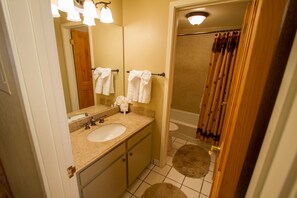 Combined shower/bathtub, hair dryer, towels, soap - Ski Condo in Park City. Walk to the Lifts. (Park City)