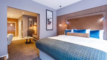 Deluxe Suite, 1 Bedroom, 1 King, Sofa Bed, Kitchenette | Premium bedding, in-room safe, blackout drapes, iron/ironing board