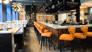 Phục vụ bữa sáng, bữa trưa và bữa tối 