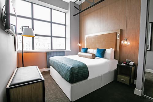 Suite ejecutiva | Ropa de cama de alta calidad y caja de seguridad en la habitación