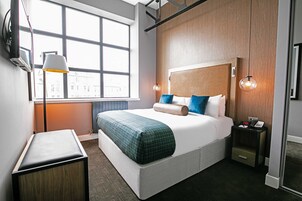 行政套房 | 高档床上用品、客房内保险箱、遮光窗帘、熨斗/熨衣板