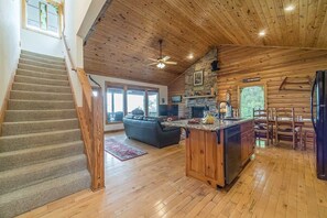 Smart TV, fireplace, DVD player, foosball - ALMOST HEAVEN |YEAR-ROUND MOUNTAIN VIEWS | HOT TUB (Cleveland)