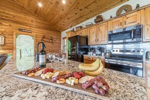 Coffee/tea maker, fridge, microwave, oven - ALMOST HEAVEN |YEAR-ROUND MOUNTAIN VIEWS | HOT TUB (Cleveland)
