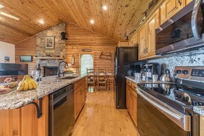 Coffee/tea maker, fridge, microwave, oven - ALMOST HEAVEN |YEAR-ROUND MOUNTAIN VIEWS | HOT TUB (Cleveland)