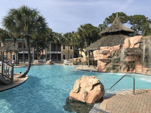Family-Friendly Resort with Tiki Bar, Live Music; near Naval Air Station, P-Cola