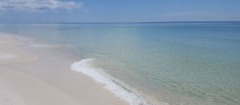 Family-Friendly Resort with Tiki Bar, Live Music; near Naval Air Station, P-Cola