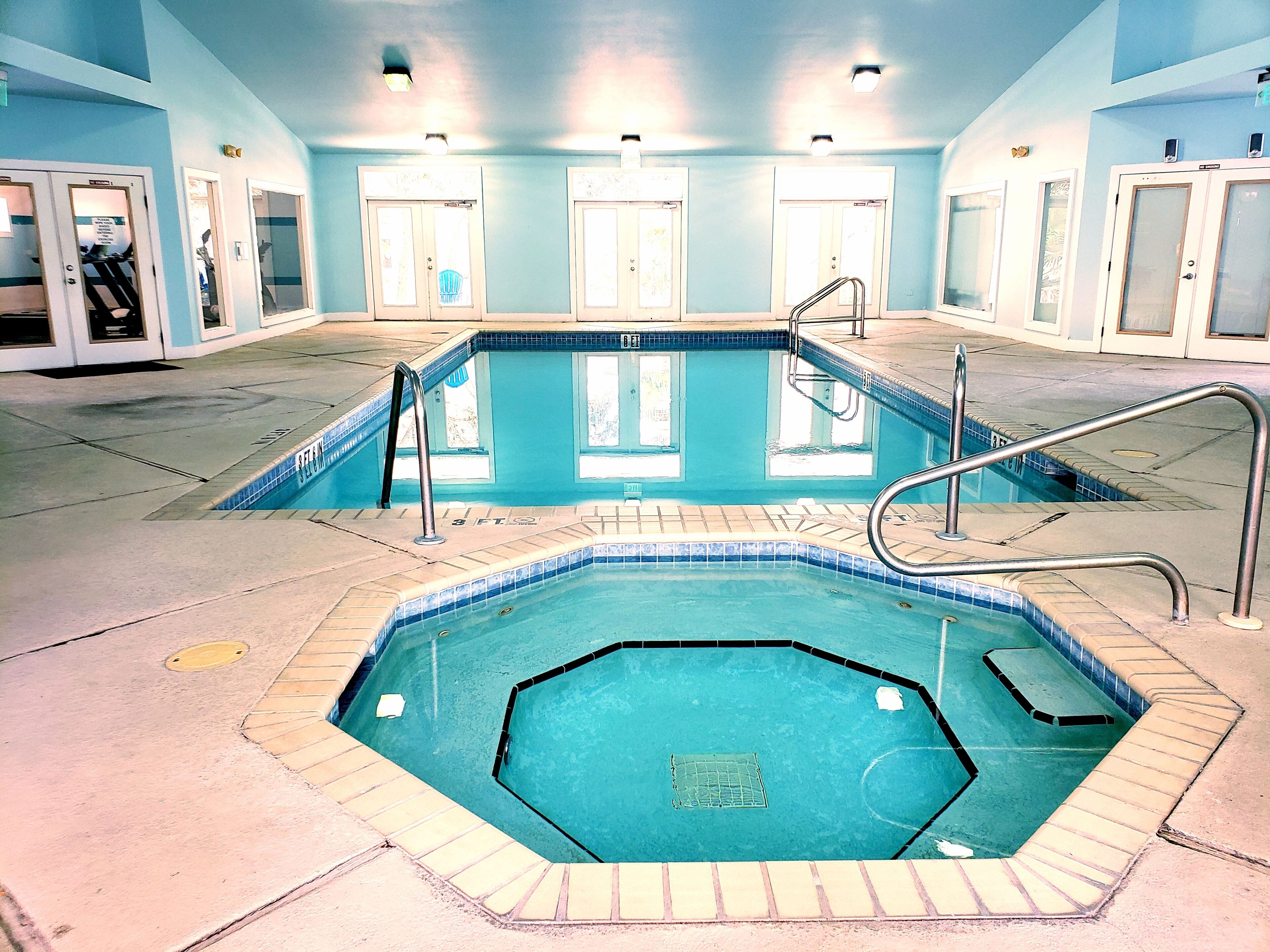 Innendørsbasseng og et oppvarmet basseng