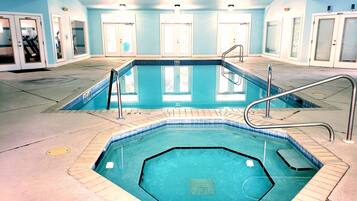 Innendørsbasseng og et oppvarmet basseng