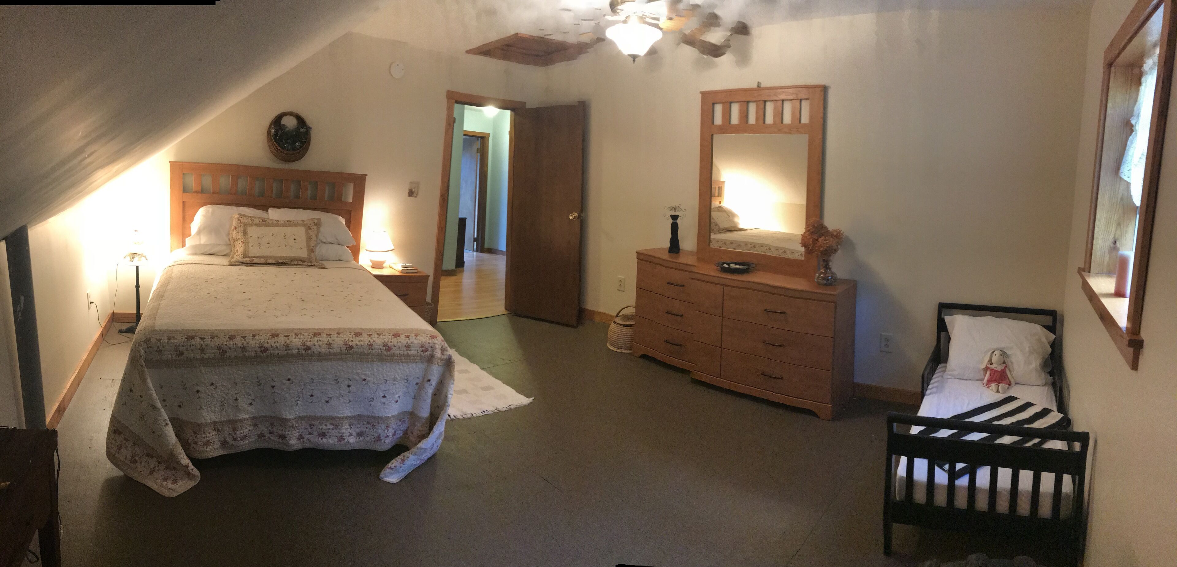 4 bedrooms, iron/ironing board, WiFi, bed sheets
