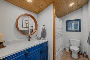 Bathtub, hair dryer, shampoo - The Yellow House - Old Town 2BR (Park City)