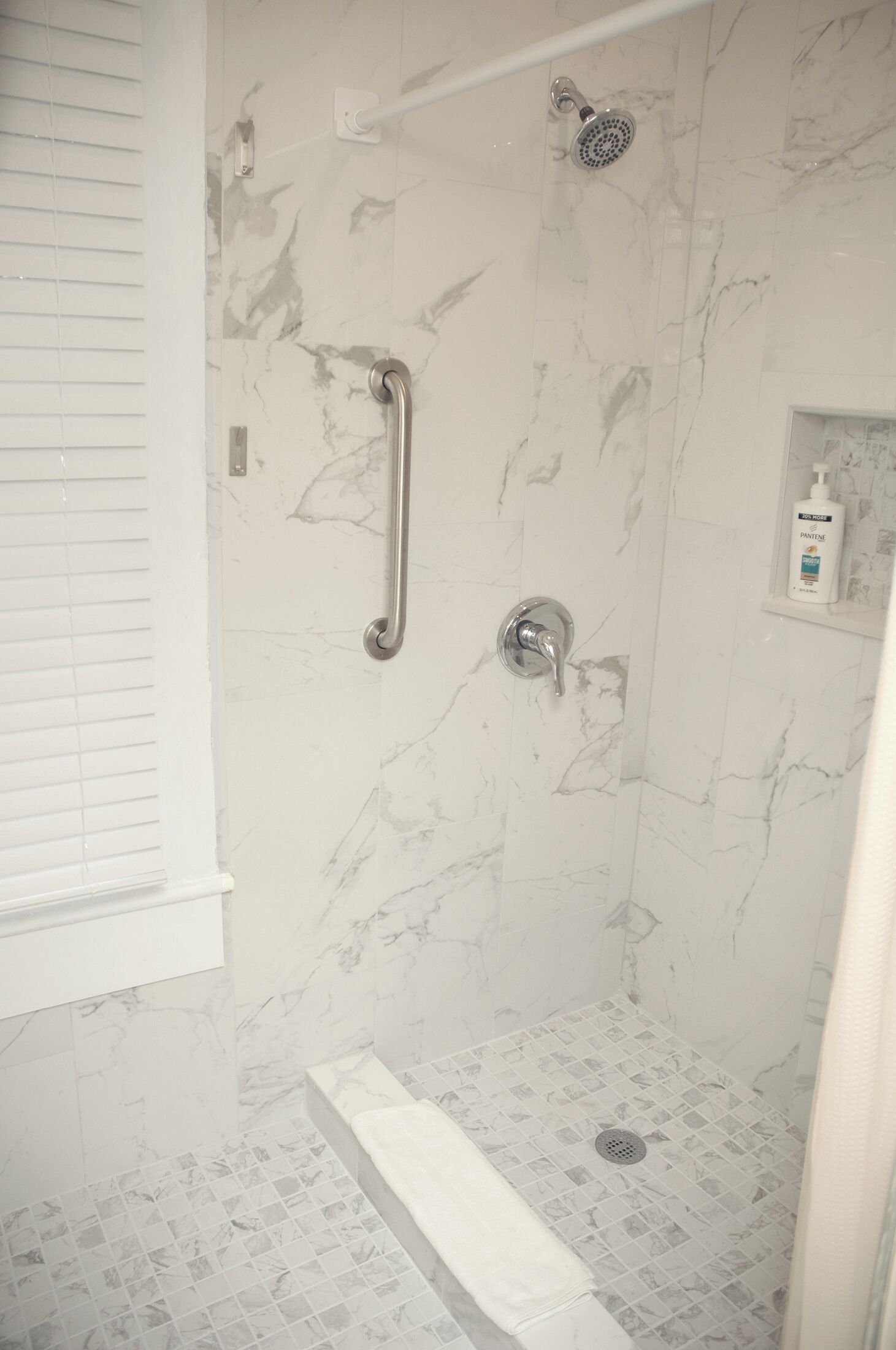 Douche, sèche-cheveux, serviettes fournies, savon