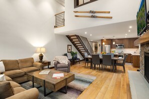 Fernseher, Kamin, Bücher