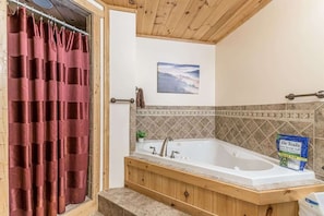 Combined shower/bathtub, hair dryer, towels, shampoo