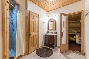 Ensemble baignoire-douche, séchoir à cheveux, serviettes fournies