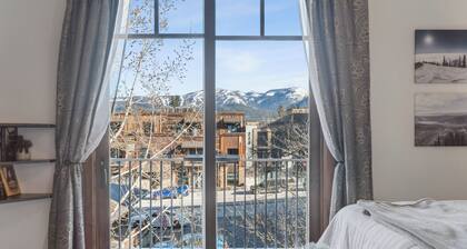 Beautiful downtown condo - just two blocks to shops and restaurants