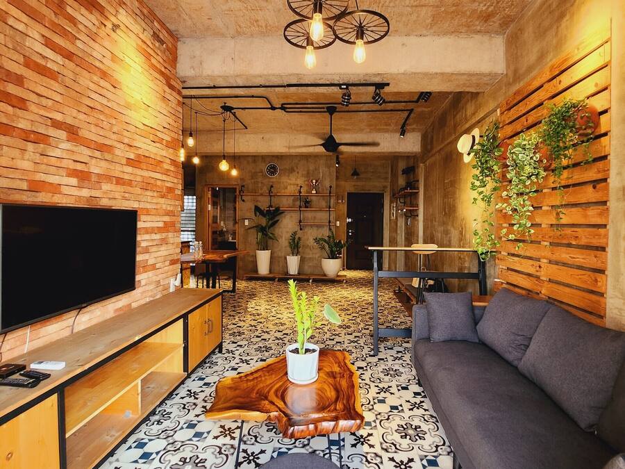 Lägenhet Premium | Vardagsrum | 54-tums platt-tv med kabelkanaler och tv