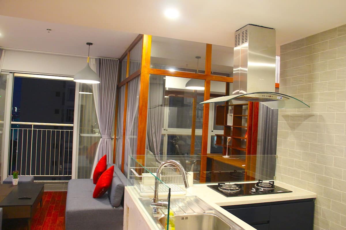 Apartamento, 1 habitación, balcón | Sala de estar | Televisión de pantalla plana de 54 pulgadas con canales por cable