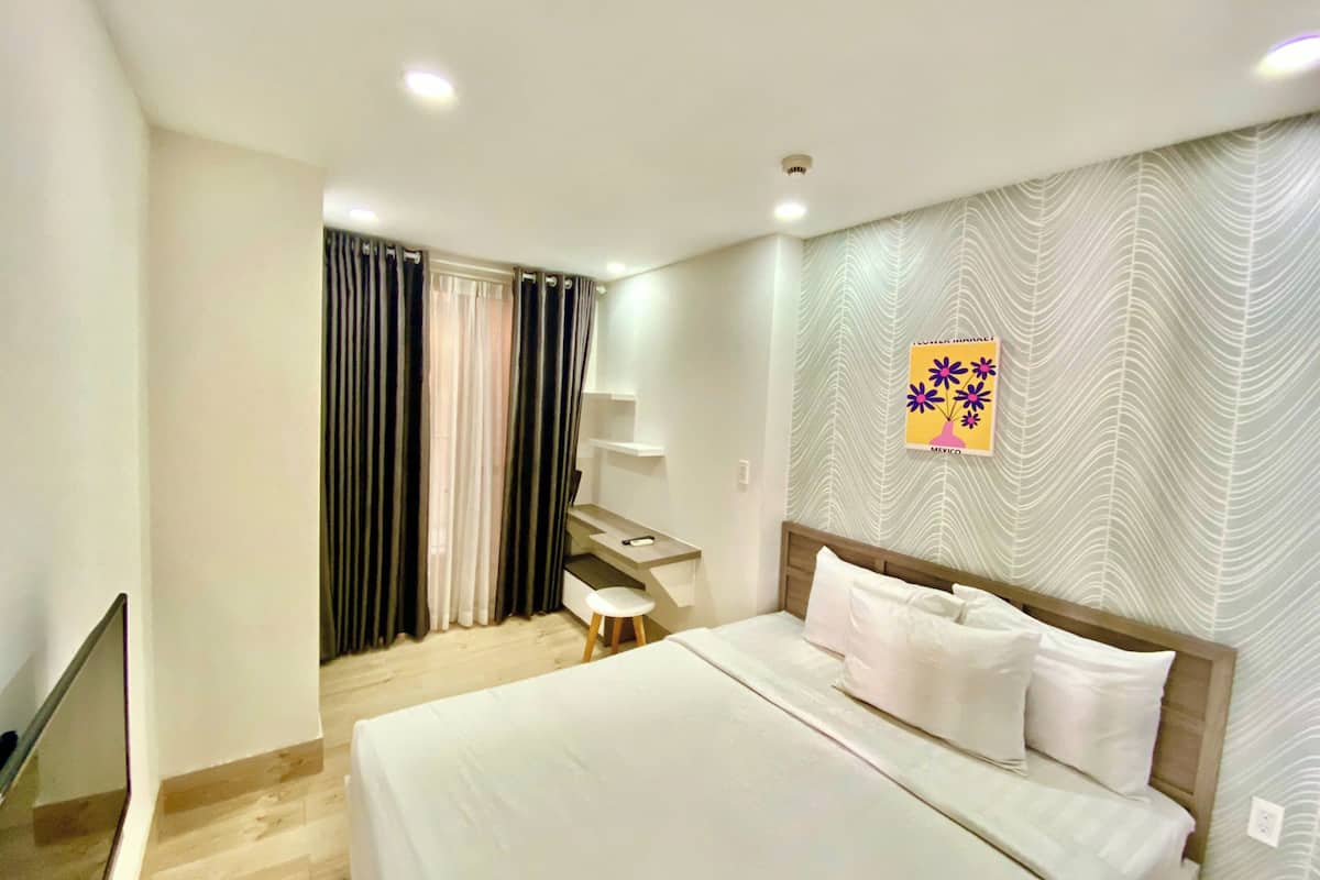 Een hotelkamer met een bed, een bureau en een stoel.
