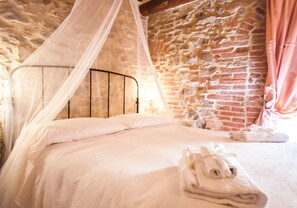 Deluxe Double Room | 1 bedroom, premium bedding, minibar, desk - B&B Antica Gabella (Castiglione del Lago)