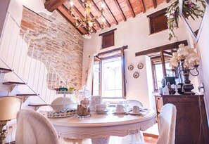 Deluxe Double Room | In-room dining - B&B Antica Gabella (Castiglione del Lago)