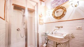 ห้องดีลักซ์ดับเบิล | ห้องน้ำ | ฝักบัว, ของใช้ในห้องน้ำฟรี, ไดร์เป่าผม, เสื้อคลุมอาบน้ำ