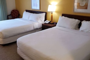 Rum - 2 queensize-sängar - tillgänglighetsanpassat - icke-rökare (Mobility/Hearing Accessible, Tub) | Sängtillbehör av högsta kvalitet, duntäcken och skrivbord