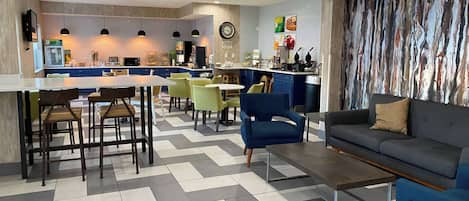Café da manhã completo grátis todos os dias