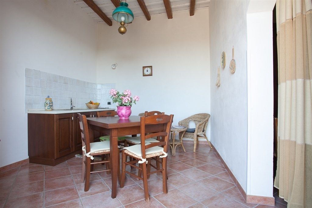 Deluxe-Apartment, Mehrere Betten, barrierefrei | Essbereich im Zimmer
