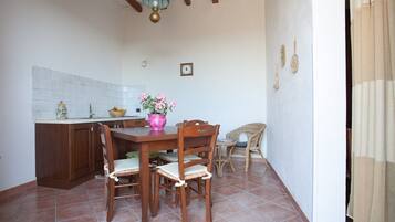 Deluxe-Apartment, Mehrere Betten, barrierefrei | Essbereich im Zimmer