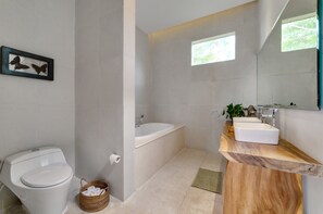 Villa, 3 habitaciones, para no fumadores | Baño | Tina y regadera independientes y tina profunda 