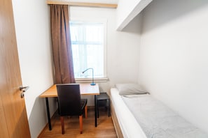 Small Single Room, Shared Bathroom | Desk, blackout curtains, free WiFi, bed sheets - Guesthouse Andrea (Reykjavik)