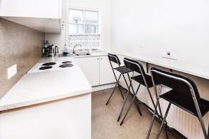 Stovetop, cookware/dishes/utensils