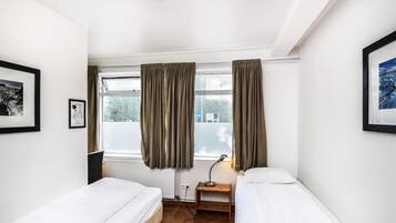 Doppel- oder Zweibettzimmer, Gemeinschaftsbad | Schreibtisch, Verdunkelungsvorhänge, kostenloses WLAN, Bettwäsche