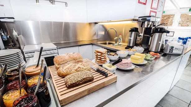 Un buffet de petit-déjeuner proposant une variété de pains, de tartinades et de condiments.