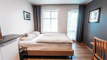 Camera con letto matrimoniale o 2 letti singoli, bagno condiviso | Una scrivania, tende oscuranti, Wi-Fi gratuito, lenzuola