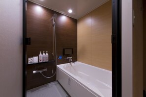 独立的浴缸和淋浴、免费洗浴用品、吹风机、浴袍