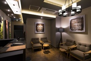 Lobby sitting area - The CALM Hotel Tokyo - Adults Only (Tokyo)