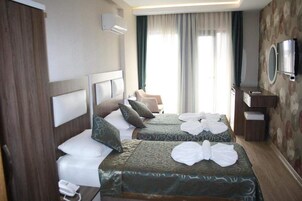 Minibar, caja de seguridad en la habitación y escritorio 