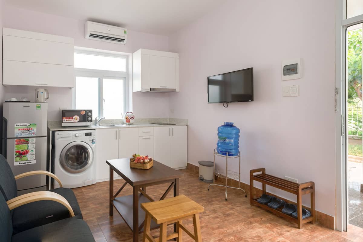 Suite « Premier », 1 très grand lit, vue jardin (King) | Minibar, coffres-forts dans les chambres, bureau, rideaux occultants