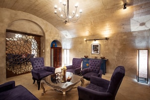 2 bares/lounges, bar na cobertura, bar de vinhos, bar de karaokê
