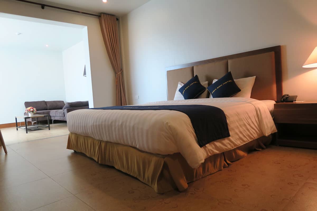 Ocean Premier Room Executive Suite | Minibar, in-room safe, desk, blackout drapes