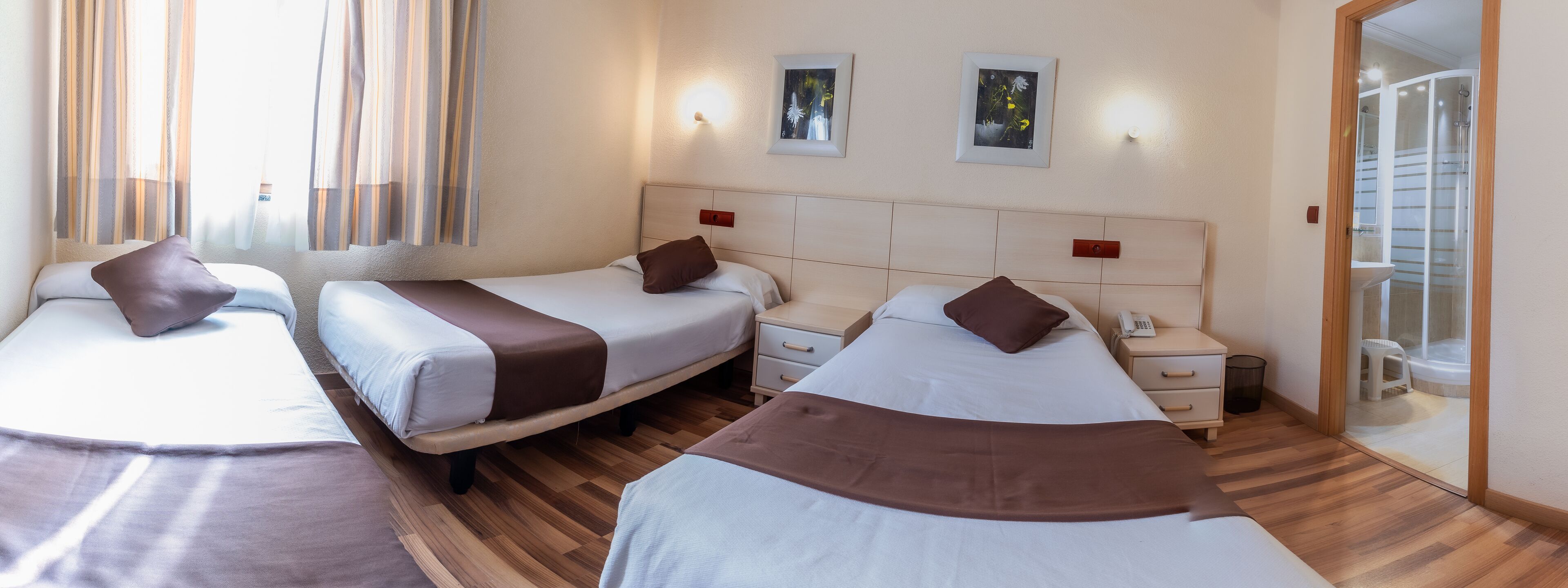 Driepersoonskamer | Een bureau, gratis wifi, beddengoed