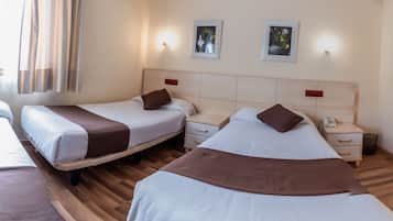 Driepersoonskamer | Een bureau, gratis wifi, beddengoed