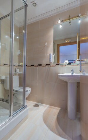 ห้องซูพีเรียดับเบิล | ห้องน้ำ | ฝักบัว, ของใช้ในห้องน้ำฟรี, ไดร์เป่าผม, ผ้าเช็ดตัว