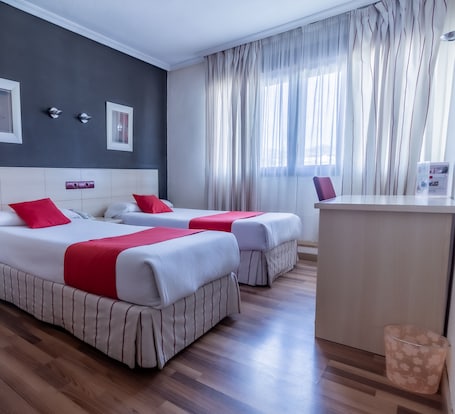 Twin Room | Desk, free WiFi, bed sheets