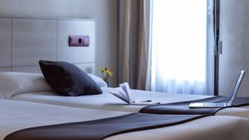 Habitación con 2 camas individuales | Escritorio, wifi gratis y ropa de cama