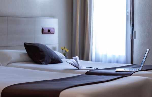 ห้องทวิน | โต๊ะทำงาน, Wi-Fi ฟรี, ผ้าปูที่นอน