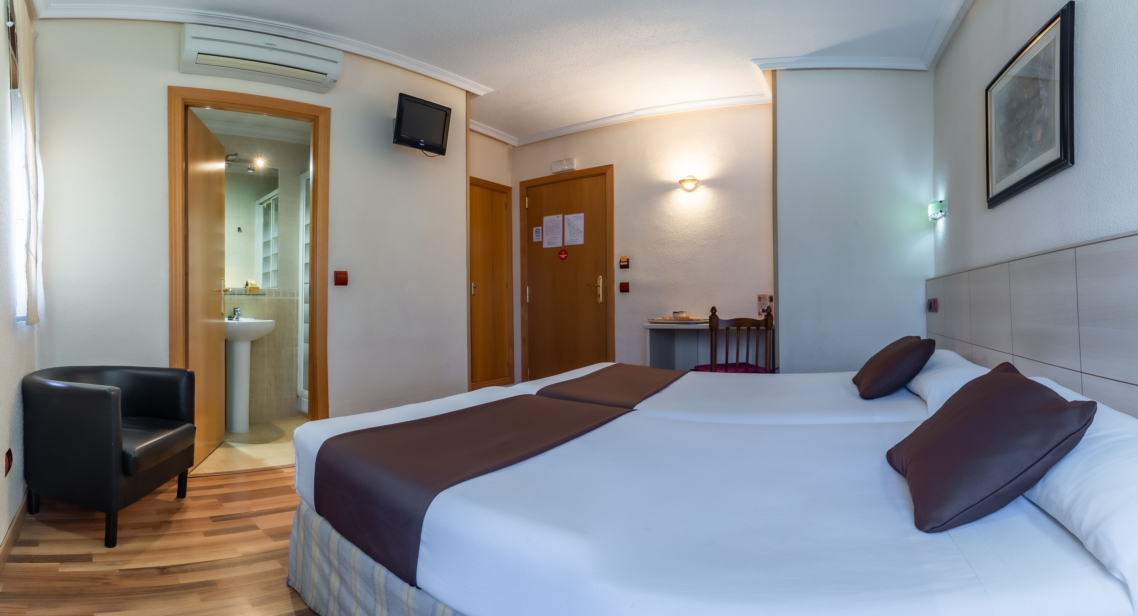 Quarto duplo | Escrivaninha, Wi-Fi de cortesia, roupa de cama