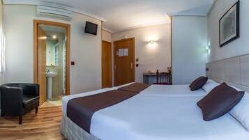 Habitación con 2 camas individuales | Escritorio, wifi gratis y ropa de cama