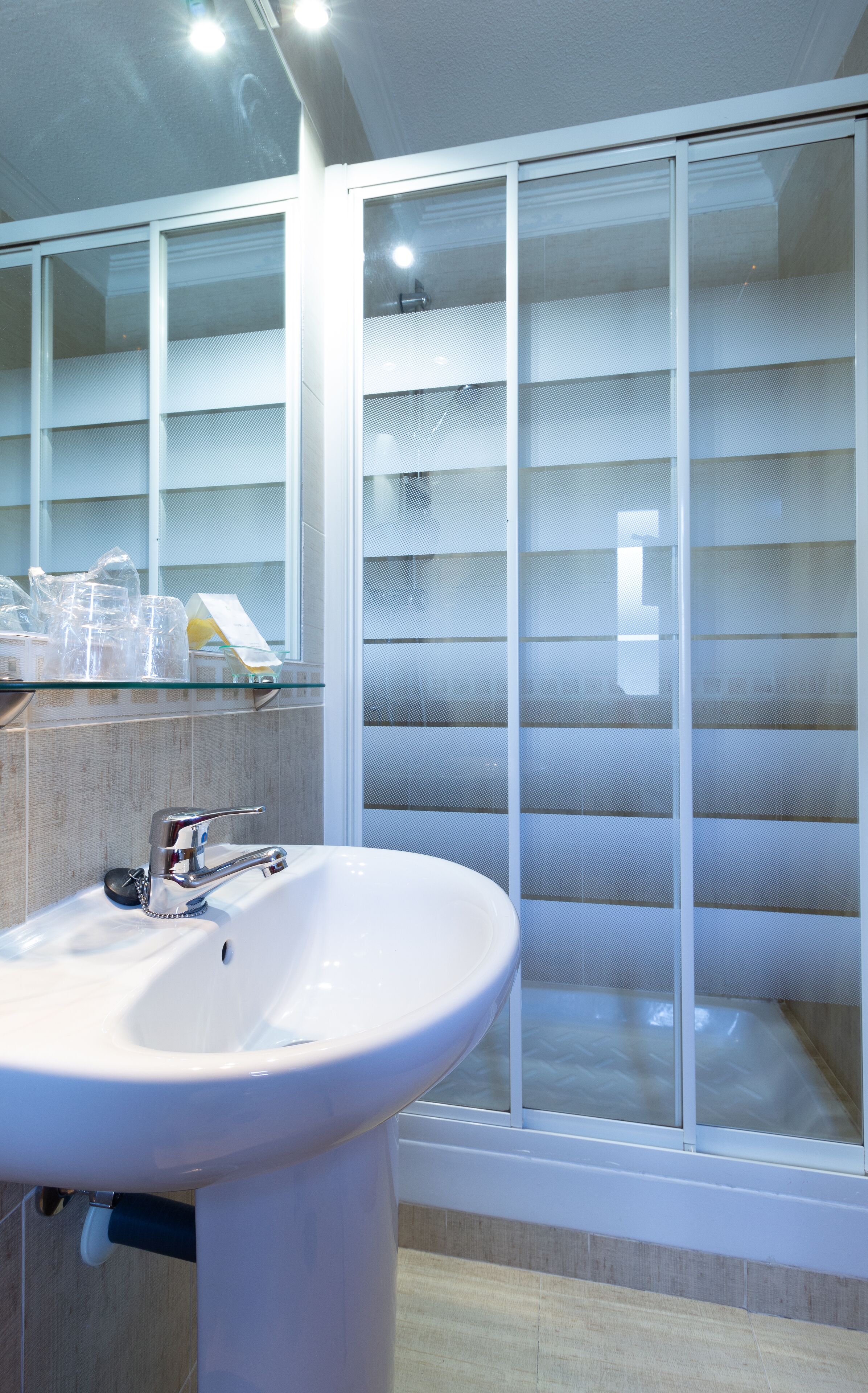 Habitacion doble con cama supletoria y terraza | Baño | Ducha, artículos de higiene personal gratuitos y secador de pelo